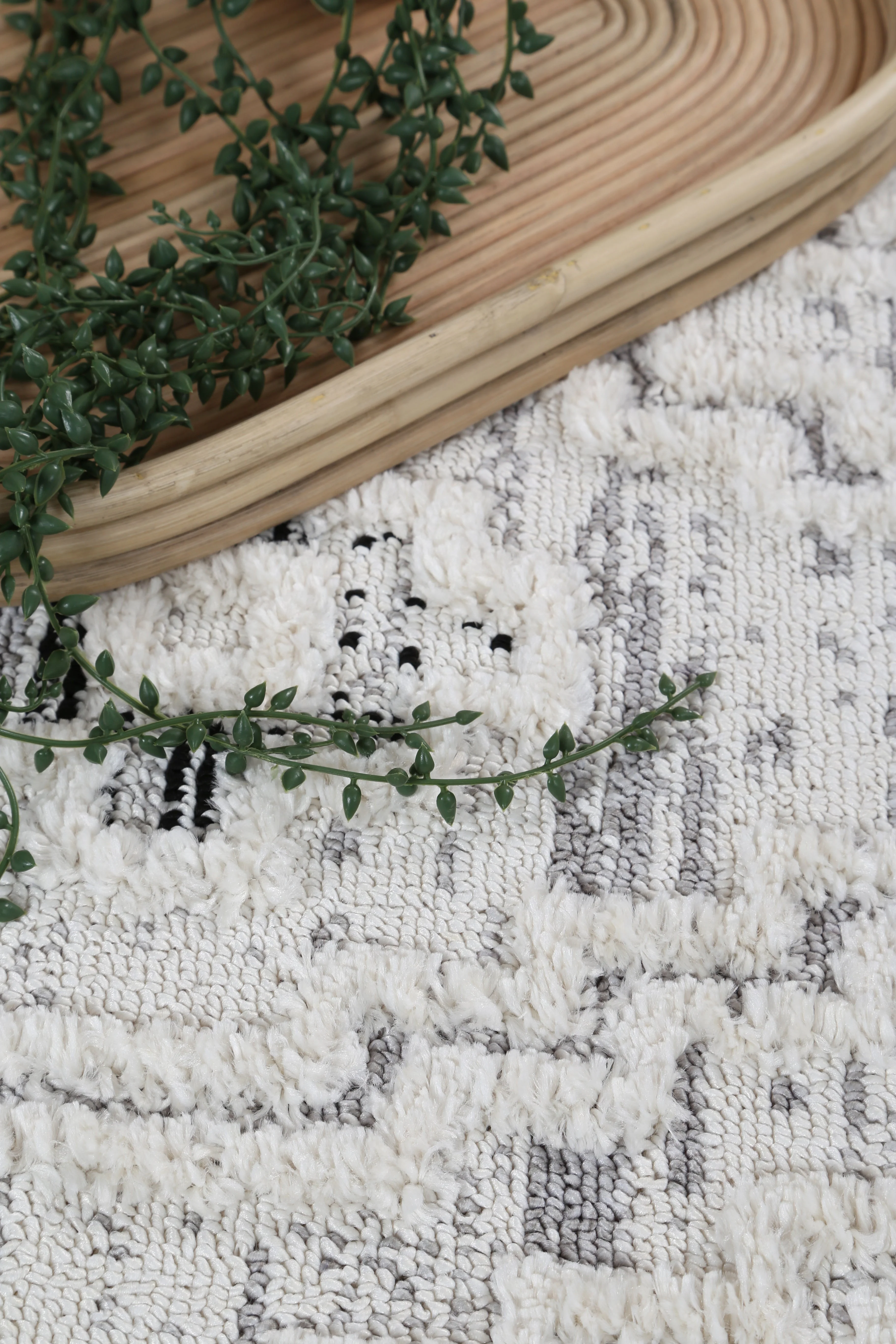 Bilbao Zanzia in White Rug - Image 3