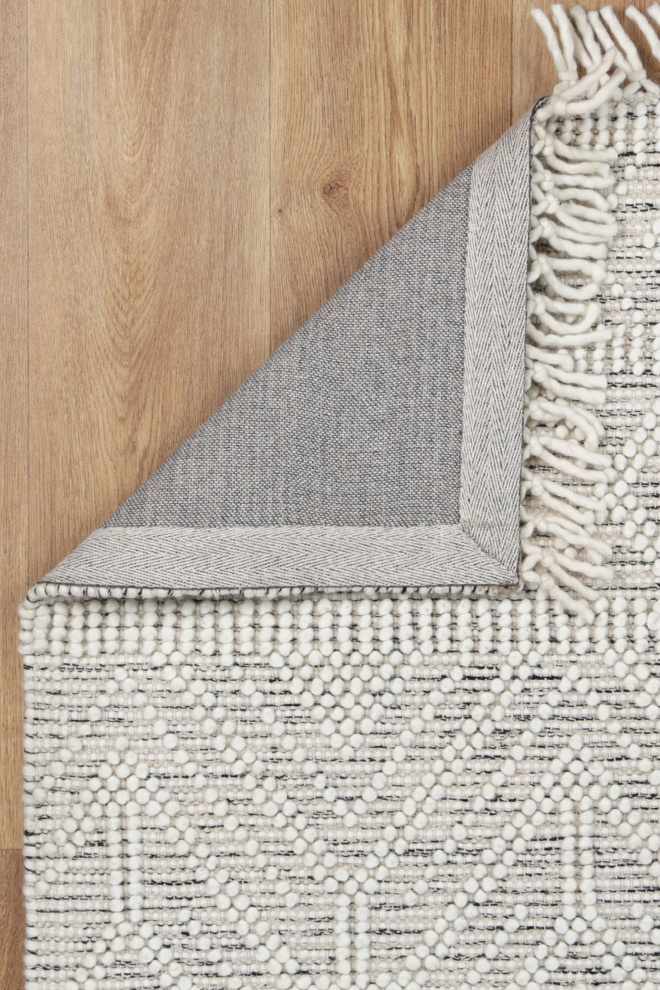 Perla Zoe in White & Black Rug - Image 4